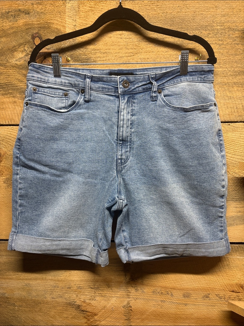DKNY JEANS Denim Casual Roll-Cuff Shorts - Light Wash